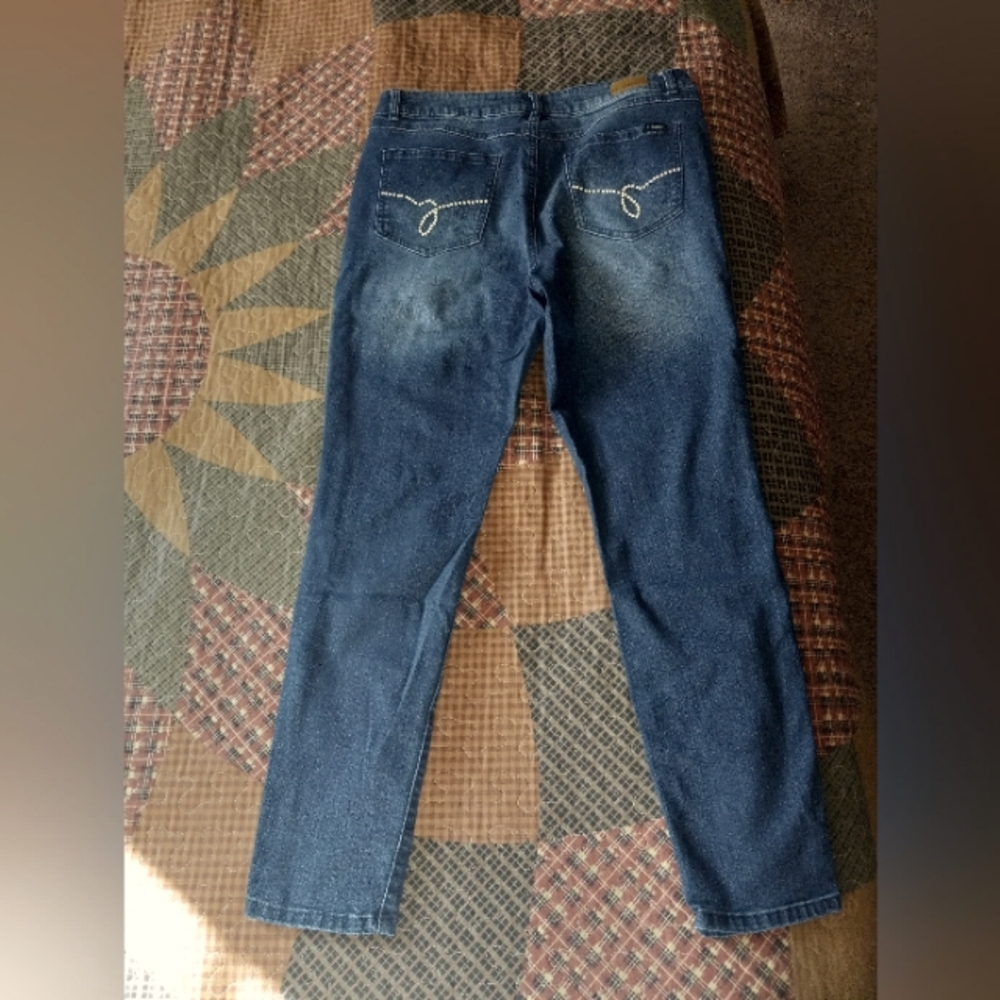 D.Jeans with beaded back pockets